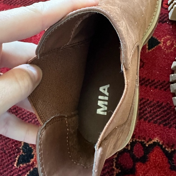 MIA Suede Platform Chelsea Boots - Picture 4 of 5